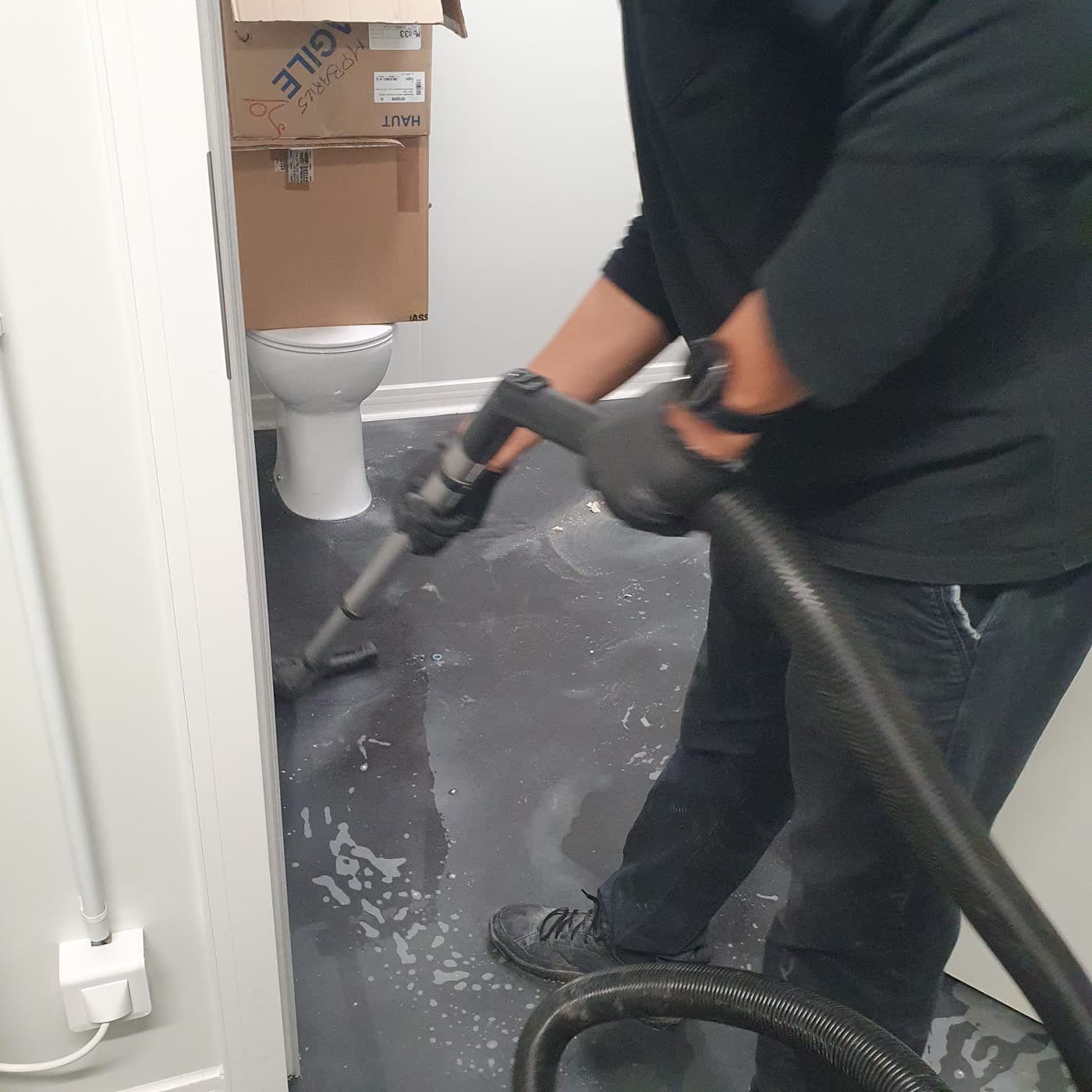 Aspiration de l'eau de lavage sur un sol de sanitaires par FARKAS
