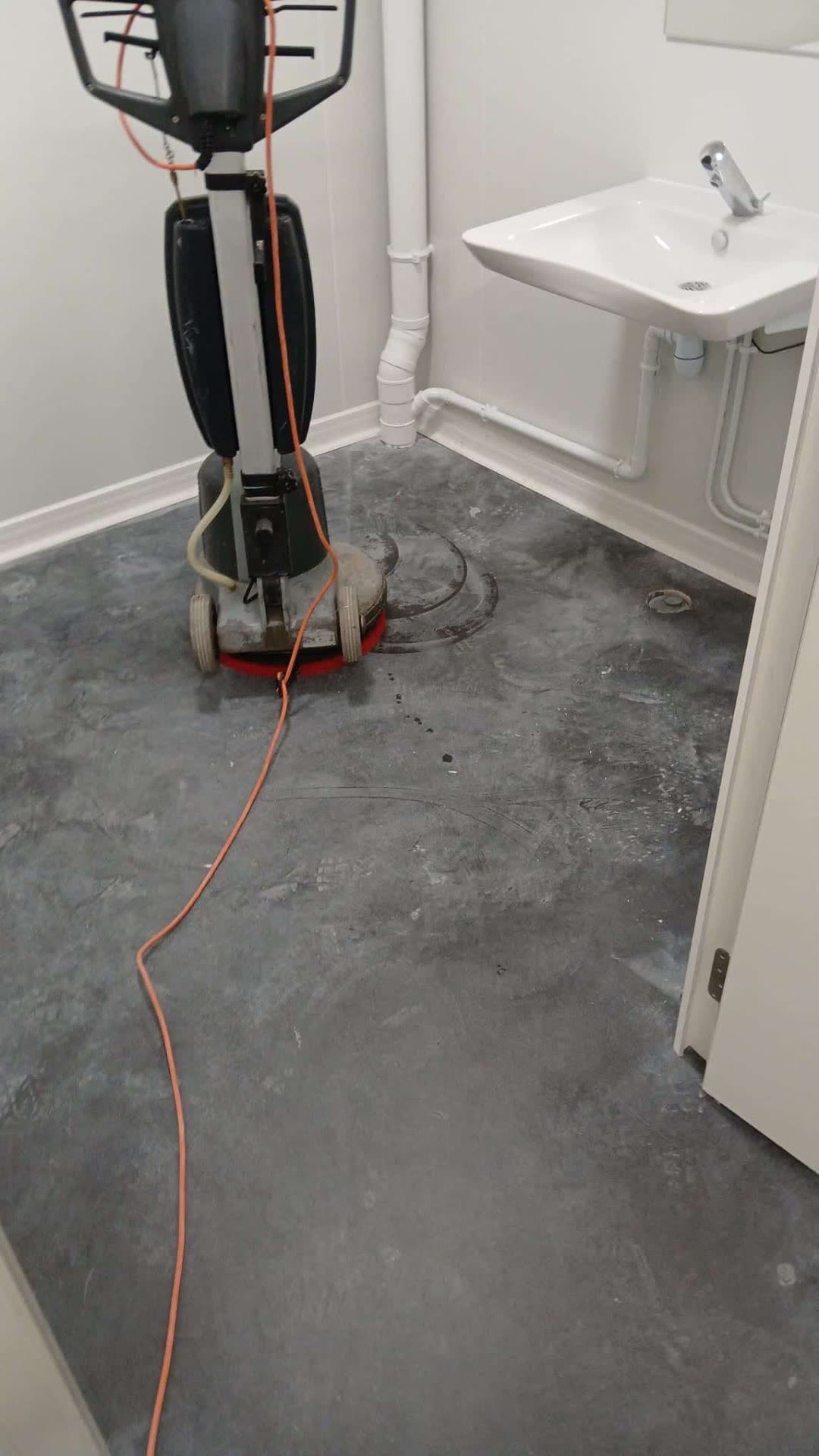 Sanitaires traités à la monobrosse par FARKAS