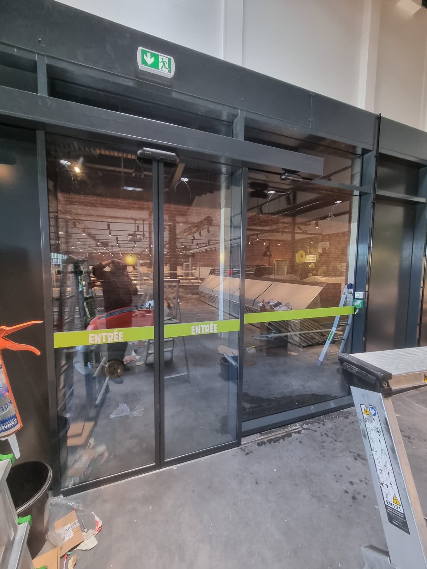 Entrée de magasin en fin de chantier avant remise en état par FARKAS