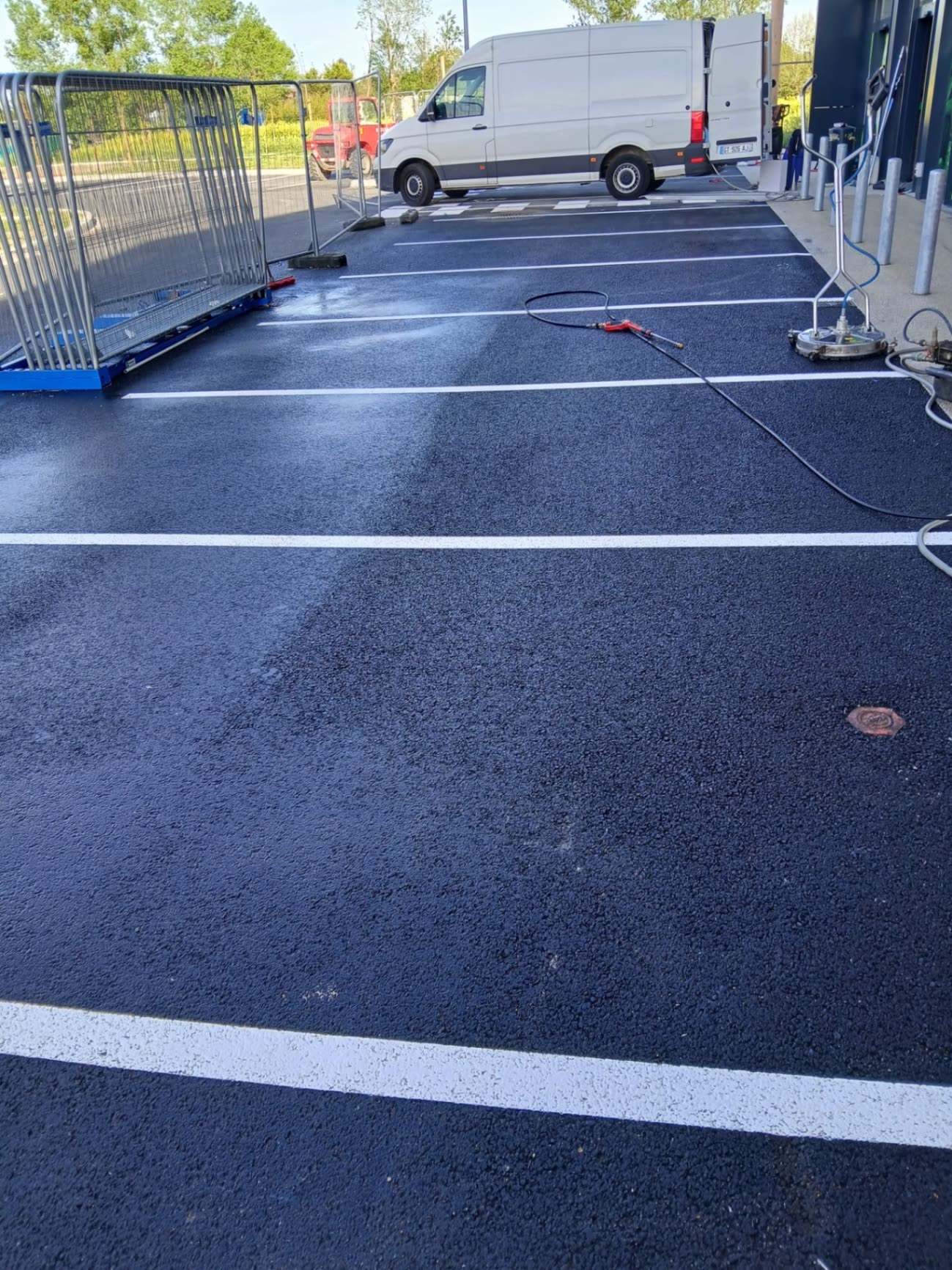Places de parking nettoyées de jour par FARKAS avec véhicule d'intervention