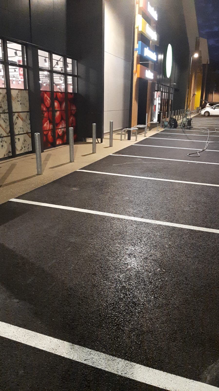 Abords et façade d'une surface commerciale nettoyés par FARKAS