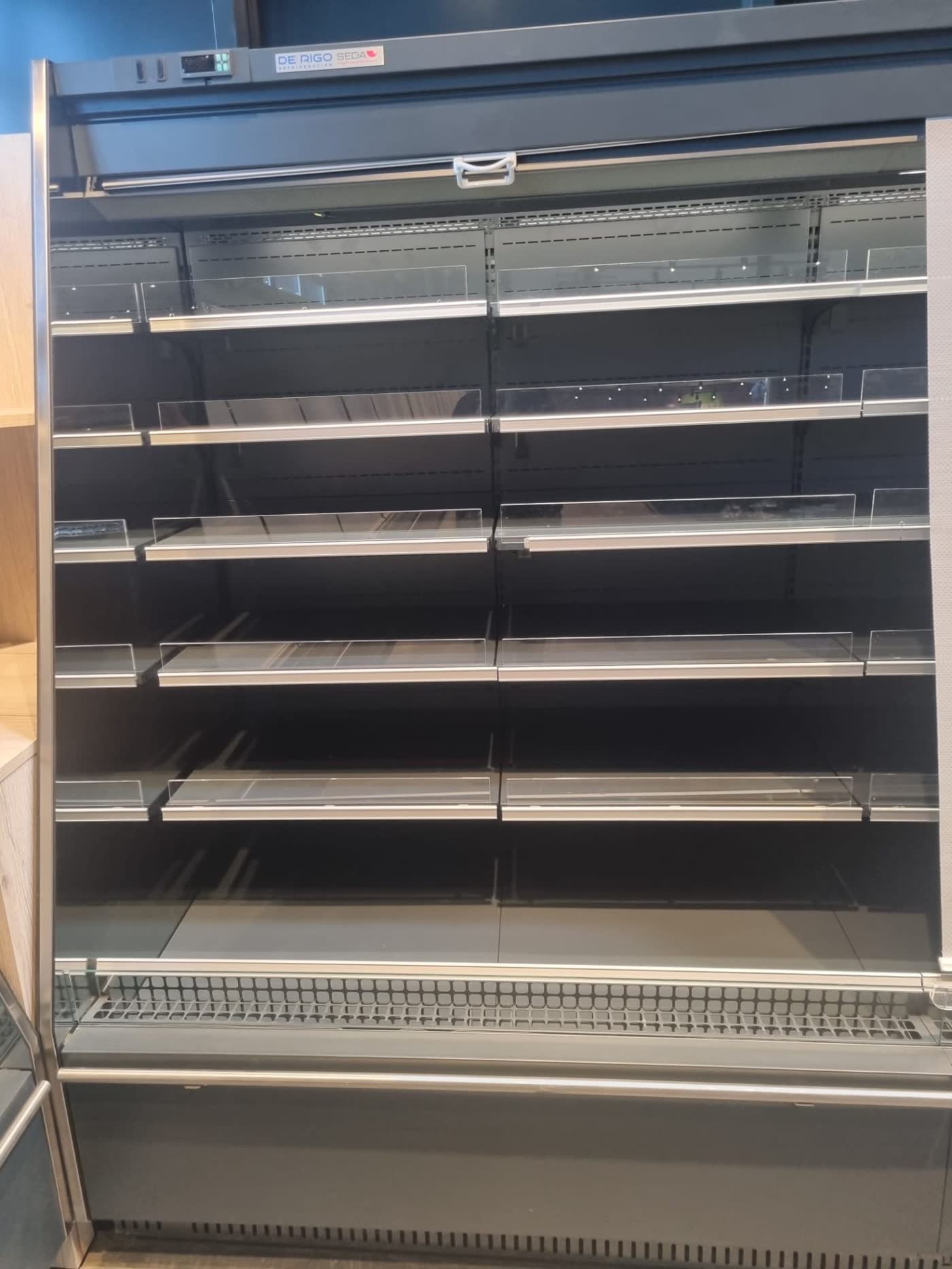 Vitrine réfrigérée en inox et verre nettoyée sans traces par FARKAS