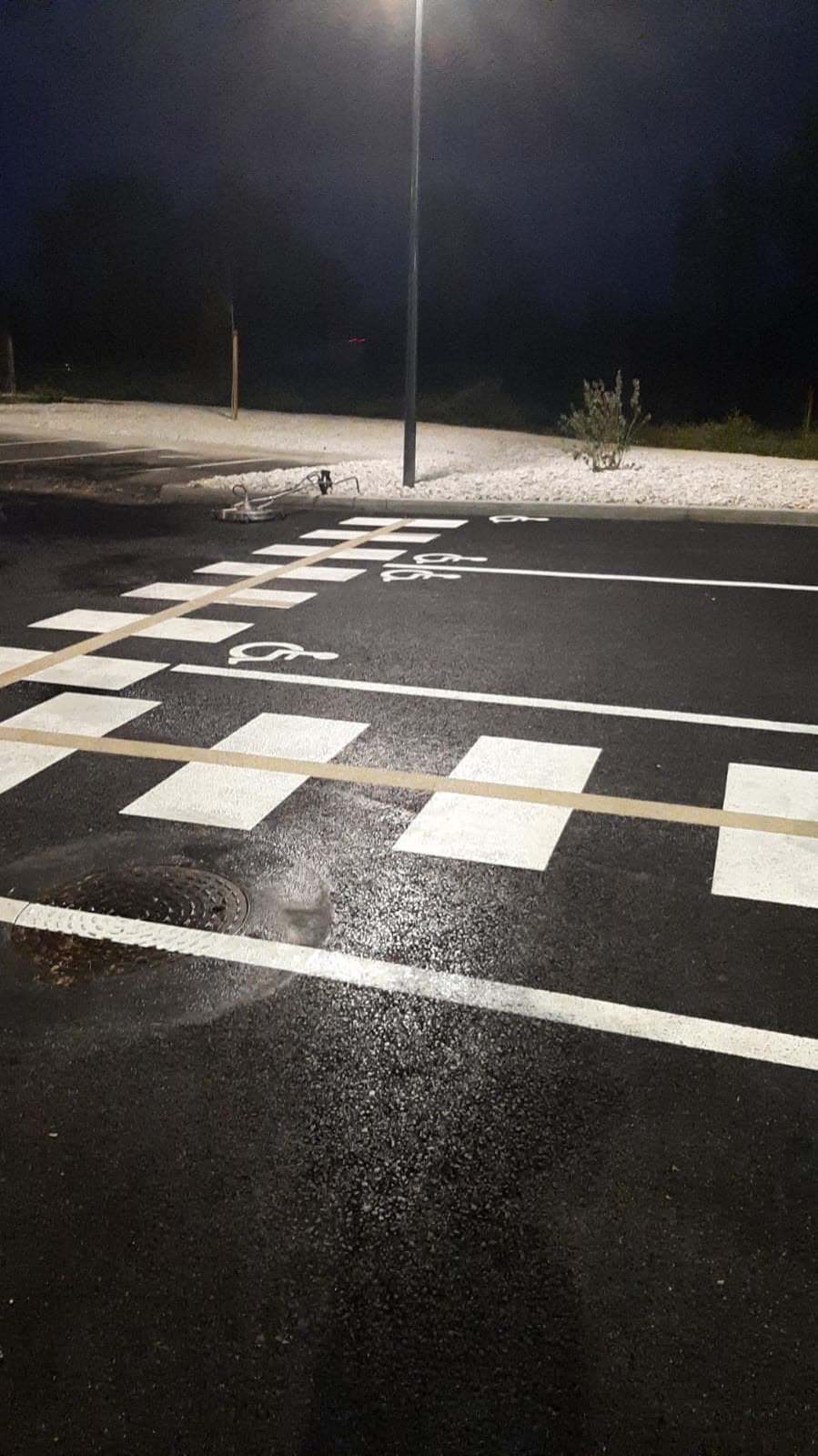 Parking extérieur nettoyé de nuit par FARKAS, marquage au sol éclatant